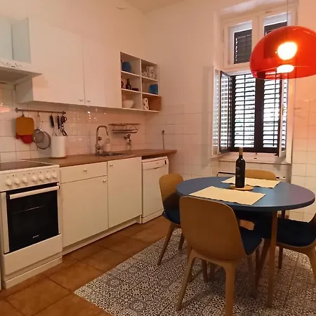 Laurel Center 아파트 *