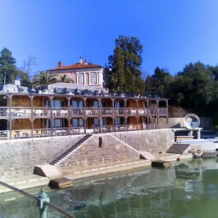 Laurel Center Apartment